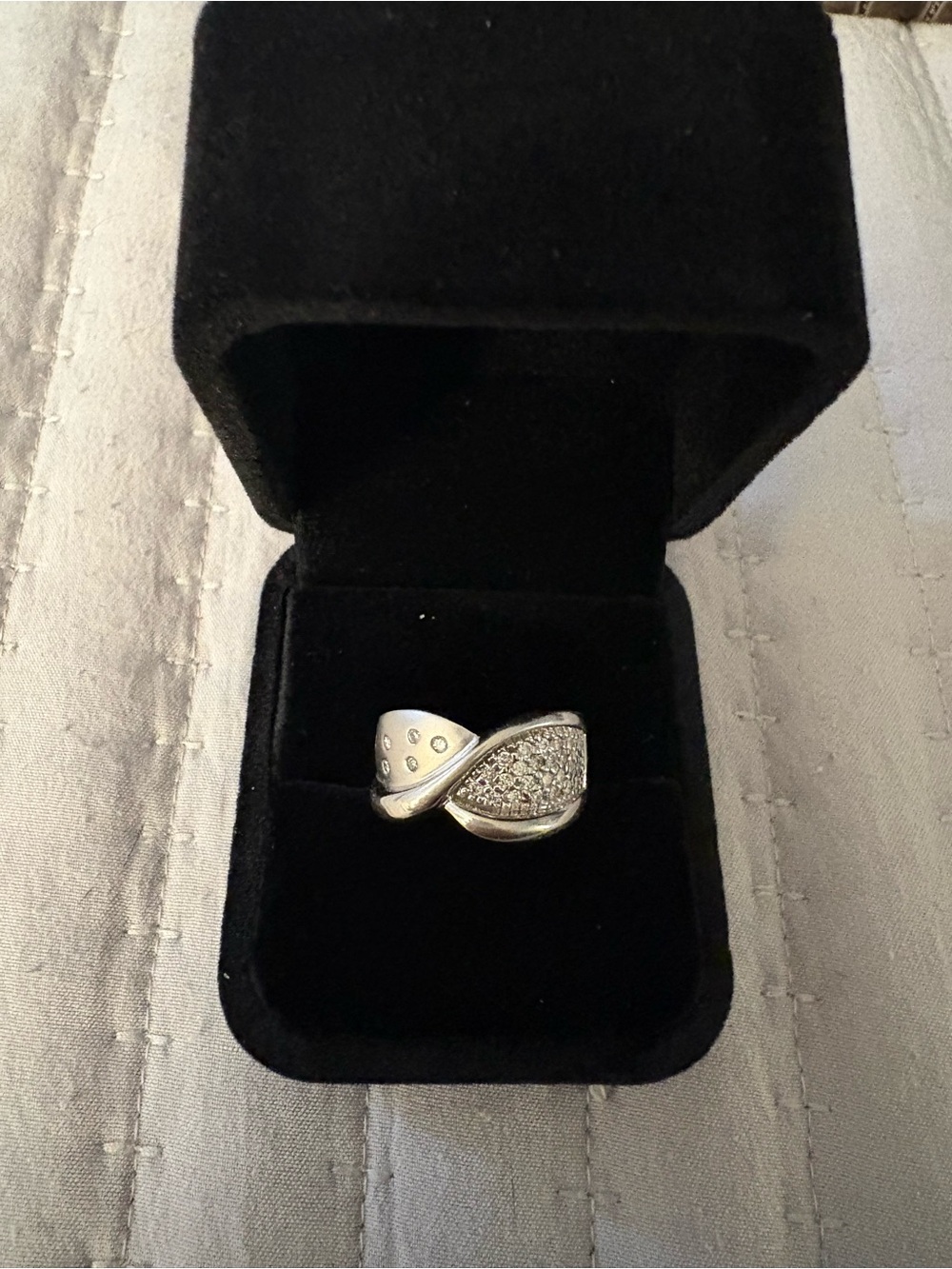 14k white gold burnished and pave diamond ring size 7